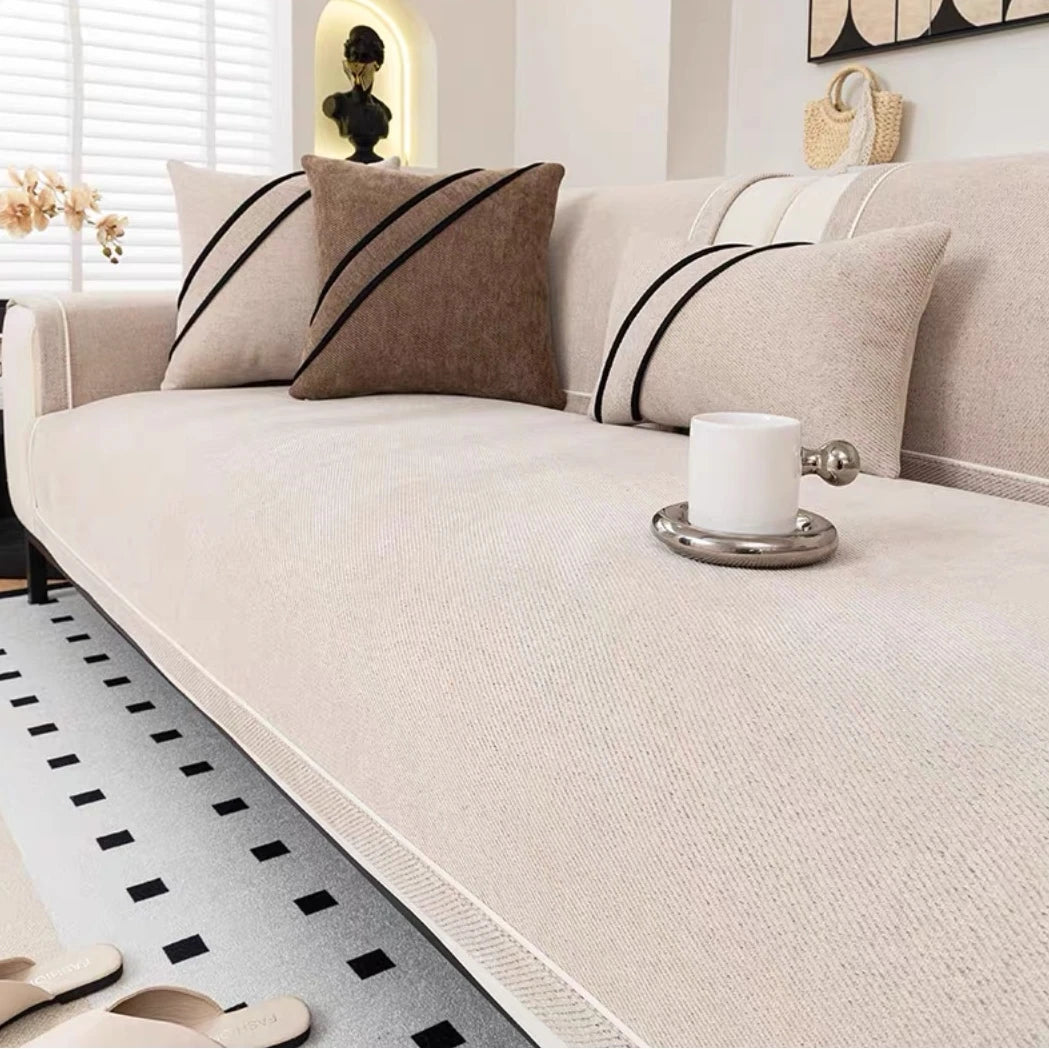 Cremevitt soffskydd i chenille på ljus soffa