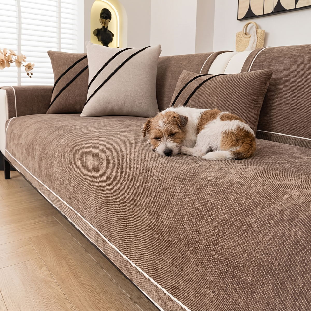Terrier sover pa brunt soffskydd